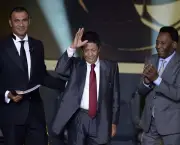 Brazil's former striker Amarildo (C) waves next to Brazilian football legend Pele as they stand on stage with former Dutch football player and presenter Ruud Gullit (L) at the FIFA Ballon d'Or award ceremony at the Kongresshaus in Zurich on January 13, 2014.  AFP PHOTO / FABRICE COFFRINI