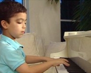 crianca-tocar-piano-13