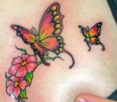 Tatuagem de Borboleta com Flor