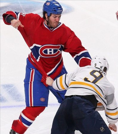 Jogador de Hockey dando Murro em Adversário