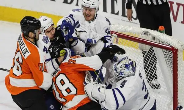 Jogadores Brigando em Jogo de Hockey