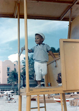 Barack Obama Quando Criança perto do famoso hotel Waikiki