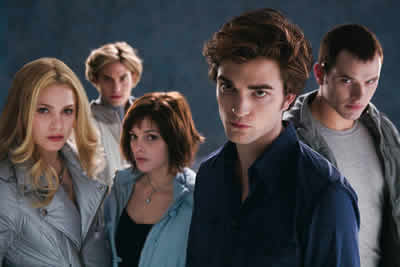 Robert Pattison como Edward Cullen e Família