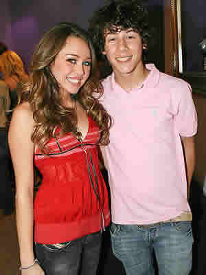 Nick Jones e Miley Cyrus Nick Jones e Miley Cyrus