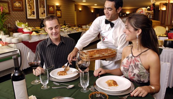 Garçom Atendendo Casal em Restaurante Italiano