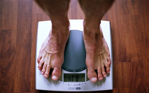 Ectomorfo se Pesando
