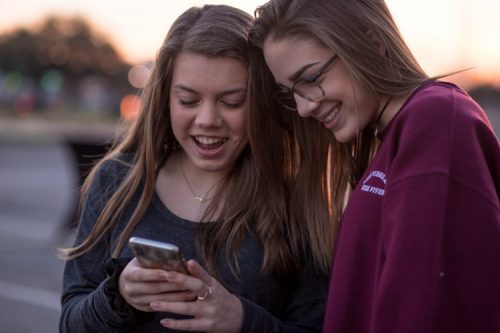 Duas Garotas se Divertindo Olhando Para Tela do Celular