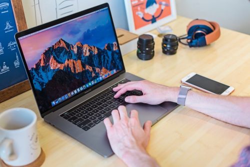  Pessoa usando MacBook em mesa de trabalho