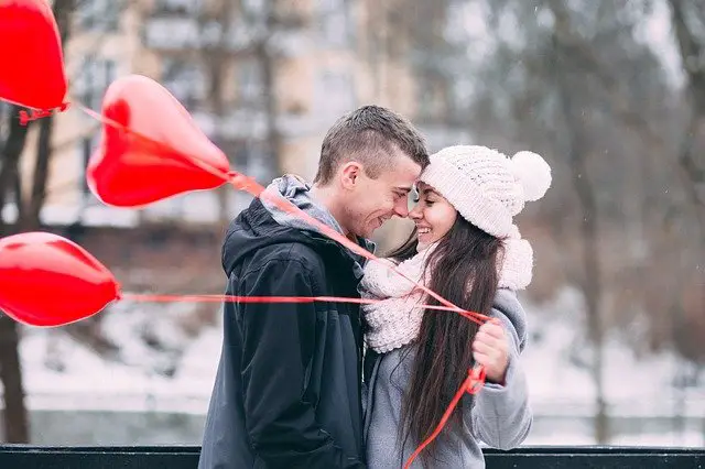 Casal Segurando Balões Coração 