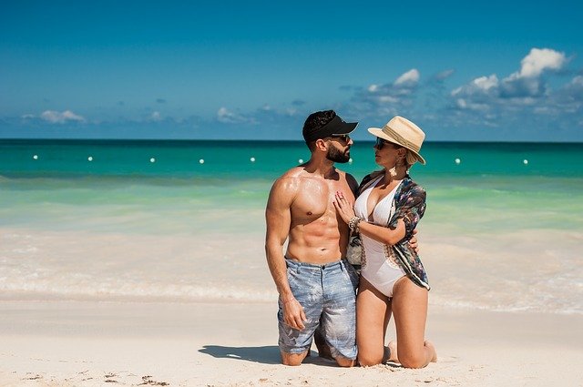 Casal em Lua de Mel na Praia 