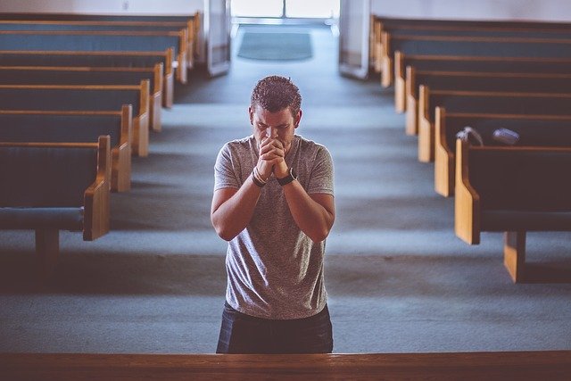 Homem Rezando na Igreja 