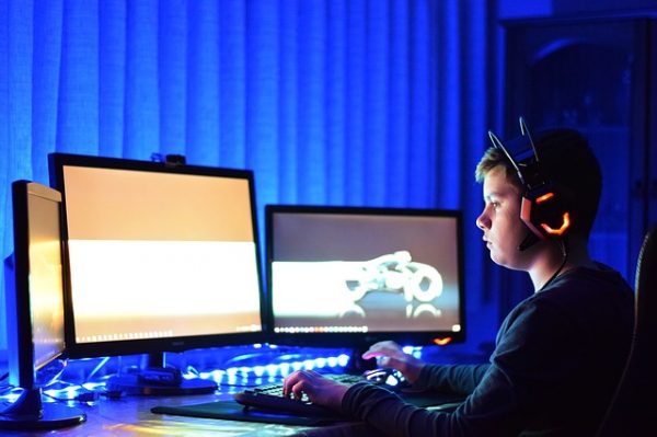 Criança Jogando Jogos de PC