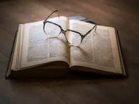 Livro e Óculos