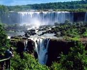 Pessoa observa as Cataratas