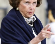 France's Liliane Bettencourt leaves the Elysee Palace in Paris after a ceremony October 22, 2007. Liliane Bettencourt is the principal shareholder of L'Oreal, one of the world's leading cosmetics and beauty companies.   REUTERS/Charles Platiau   (FRANCE)