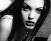 angelina-jolie-nao-nega-que-as-drogas-ja-fizeram-parte-da-sua-vida-1