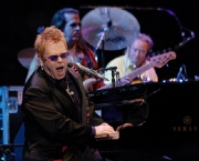 ator-de-glee-fala-sobre-elton-john-participando-da-serie-3