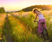 mulher-feliz-andando-de-bicicleta.jpg