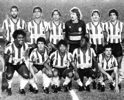 FUTEBOL - HISTÓRIA DO CORITIBA - ESPORTES - ACERVO - Os jogadores do Coritiba em pé(da esquerda para a direita): Gomes, Heraldo, Almir, o goleiro Rafael, Camarotta, André e Dida - Agachados: Lela, Marildo, Índio, Toby e Édson, antes da partida contra o Bangu, válida pela final do Campeonato Brasileiro de 1985 - Estádio Mário Filho(Maracanã) - Rio de Janeiro - RJ - Brasil - 31/07/1985 - Foto: Acervo/Gazeta Press