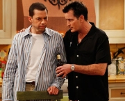 cbs-e-warner-confirmam-ashton-kutcher-em-two-and-a-half-men-12