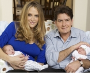 charlie-sheen-pretende-brigar-pela-guarda-dos-filhos-6