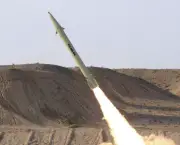 ABD01 (IRÁN) 04/08/2012.- Fotografía de archivo tomada el 25 de agosto de 2010 que muestra una prueba de una tercera generación de misiles de superficie "Fateh-110" en una localización desconocida en Irán. rán ha probado con éxito la cuarta generación del misil multiuso de fabricación nacional Fateh-110, con un alcance de unos 300 kilómetros, aseguró hoy, sábado 4 de agosto de 2012, el ministro de Defensa iraní, general Ahmad Vahidi. Los misiles Fateh-110 han sido probados con éxito, según el responsable de Defensa, por expertos de la Organización de Industria Aeroespacial de Irán y las autoridades militares planean equipar al resto de misiles del arsenal iraní con las nuevas cualidades de este modelo. EFE/ Vahid Reza Alaie / Iranán Defensa / SÓLO USO EDITORIAL PROHIBIDA SU VENTA