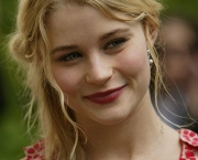 emilie-de-ravin-18