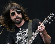 CHELMSFORD, UNITED KINGDOM - AUGUST 18:  Dave Grohl from the Foo Fighters performs on stage during the first day of the annual rock and pop 'V Festival' at Hylands Park, Chelmsford on August 18, 2007 in Essex, England. The two day festival sees the line-up of acts play alternate days at Chelmsford, and at Weston Park, Staffordshire.  (Photo by Gareth Cattermole/Getty Images) *** Local Caption *** Dave Grohl