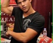 Taylor Lautner Bombado