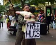 free-hugs-2