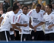 Jorge Henrique (c) comemora sseu gol com os jogadores durante partida entre Corinthians/SP x Santos/SP, vÃ¡lida pela 5a. rodada do Campeonato Brasileiro 2010,  realizada no EstÃ¡dio do Pacaembu. Sao Paulo / SP, Brasil - 30/05/2010. Foto: Daniel Augusto Jr./ Fotoarena