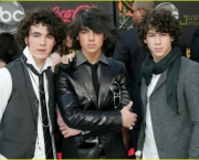 jonas-brothers-12.jpg