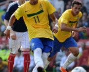 neymar-minimiza-incidente-da-banana-no-amistoso-contra-a-escocia-2