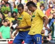 neymar-minimiza-incidente-da-banana-no-amistoso-contra-a-escocia-7