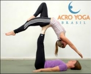 o-que-e-acro-yoga-1