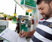 MANAUS. 25/11/2010 - CIDADES
PREFEITURA DE MANAUS FISCALIZA LICENÃA AMBIENTAL  NOS POSTOS DE GASOLINA DA ZONA LESTE. FOTO: CLOVIS MIRANDA / SEMCOM