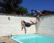 Salto Incrível para Fora da Piscina (1)