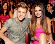 justin-bieber-et-selena-gomez_exact1024x768_l-selena-gomez-slinks-back-to-justin-bieber-the-universe-sighs