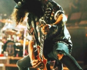 slash-ex-guitarrista-de-guns-n-roses-detona-o-seriado-glee-11