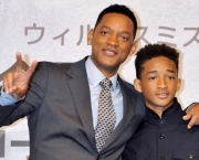 Will-Smith-et-son-fils-Jaden-Smith-a-la-conference-de-presse-de-leur-film-After-Earth-au-Ritz-Carlton-de-Tokyo-au-Japon-le-2-mai-2013_portrait_w858.jpg