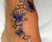 Tatuagem de Borboleta com Estrelas