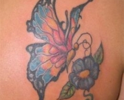 Tatuagem de Borboleta com Flor