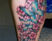 Tatuagem de Borboleta com Flores