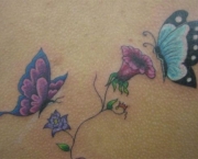 Tatuagem de Borboleta com Planta