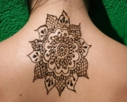 Tatuagem de Henna no Pescoço