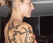 Tatuagem de Henna Tribal nas Costas