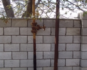 Tubulação de gás de encontro à cerca da parede de uma casa confidencial