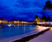 Overwater Bungalows en Bora Bora en la hora azul