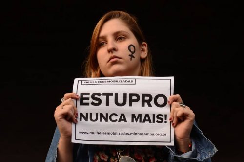 Mulher Protestando Contra o Estupro 