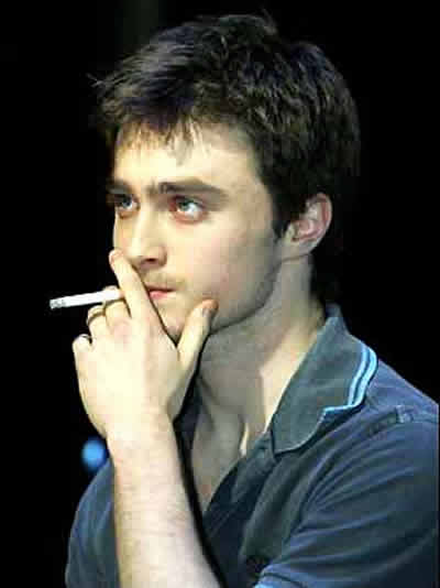 Daniel Radcliffe Fumando